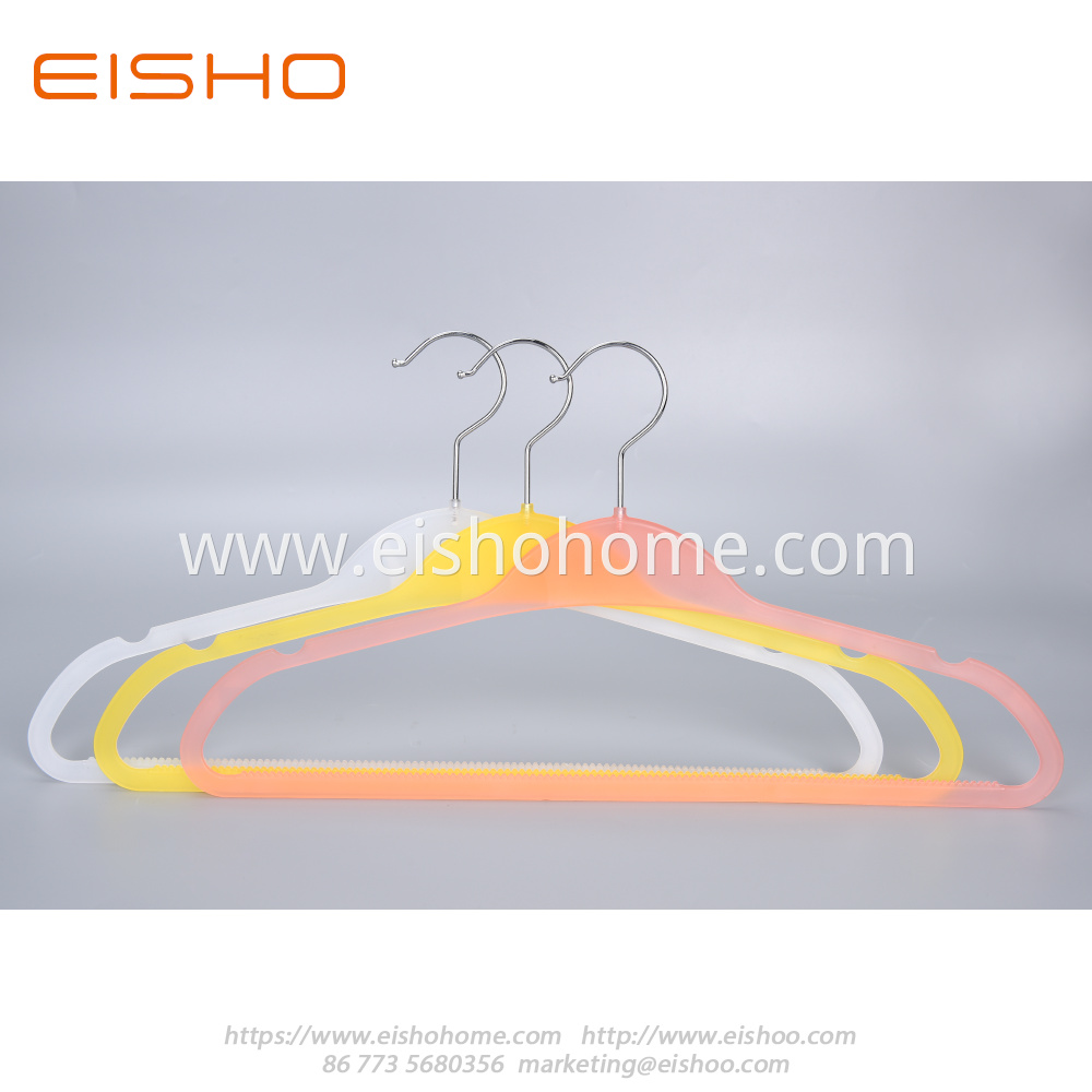 3 plastic clothes hanger 